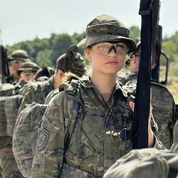 La Princesa Leonor con uniforme militar y un fusil en sus maniobras militares en la Academia General Militar