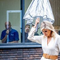 Máxima de Holanda tiene problemas con su paraguas en Rotterdam