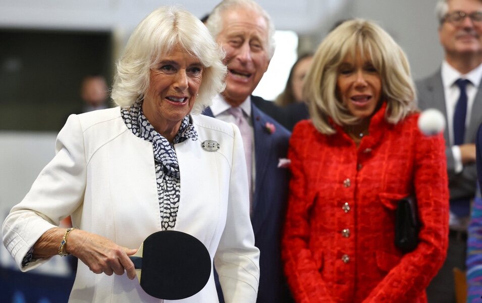 La Reina Camilla jugando al ping-pong en su Visita de Estado a Francia