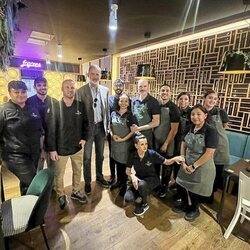 El Rey Felipe con el equipo del restaurante Tajo Bajo en Zaragoza