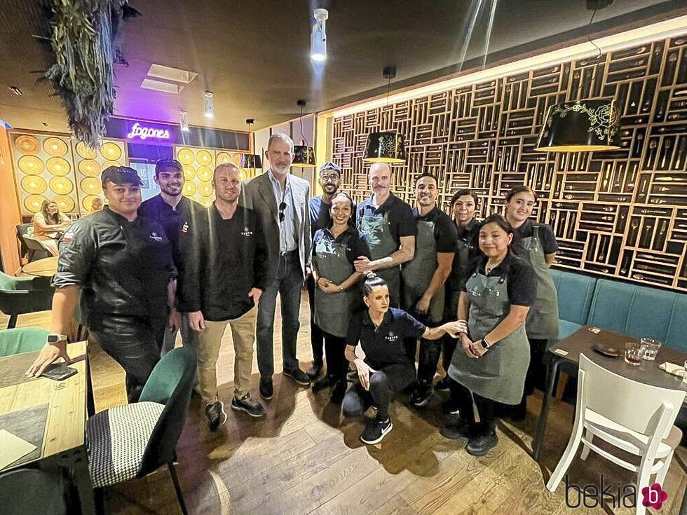 El Rey Felipe con el equipo del restaurante Tajo Bajo en Zaragoza