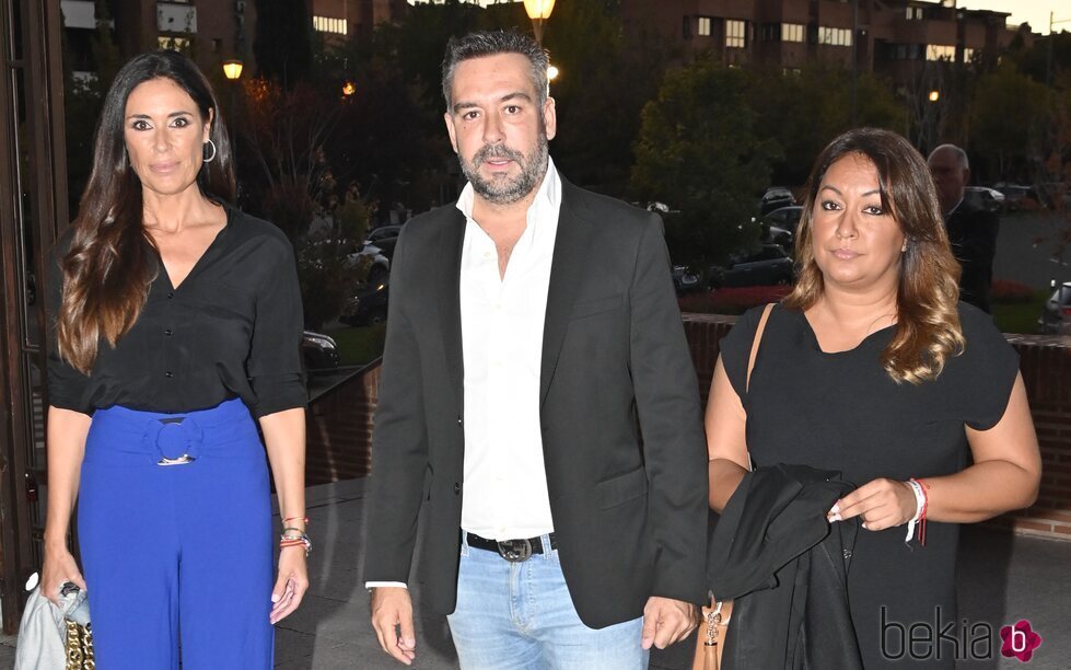 Isabel Rábago, Kike Calleja y su mujer Raquel en el funeral de María Teresa Campos en Madrid