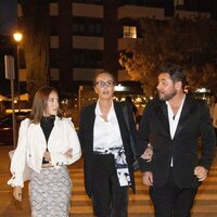 Rocío Carrasco, Anabel Dueñas y Miguel Poveda en el funeral de María Teresa Campos en Madrid