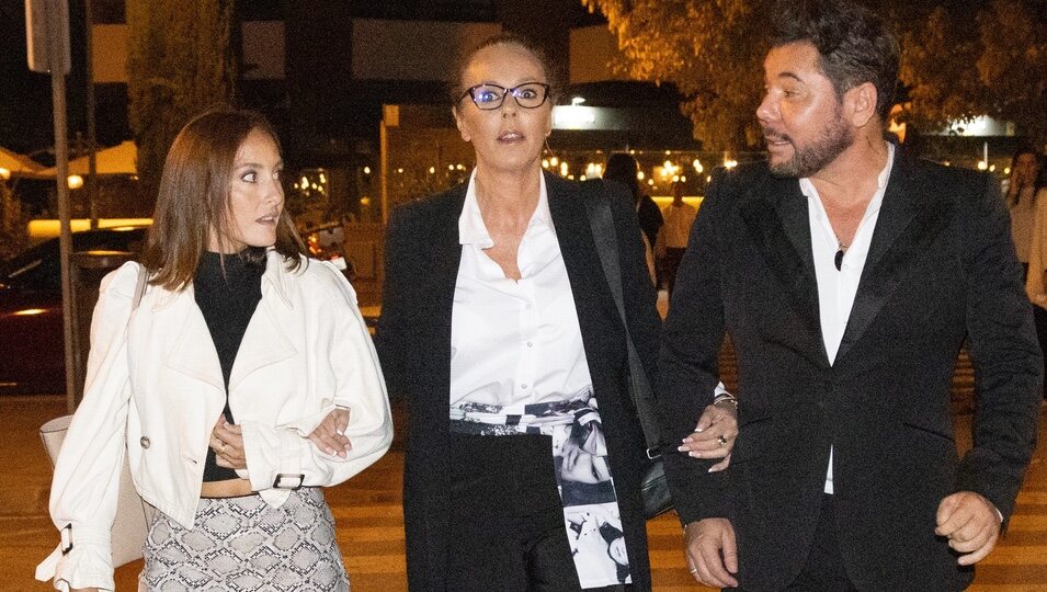 Rocío Carrasco, Anabel Dueñas y Miguel Poveda en el funeral de María Teresa Campos en Madrid