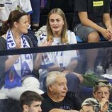 Johanna Zott y su madre en el partido de balonmano entre el Granollers y el Barça