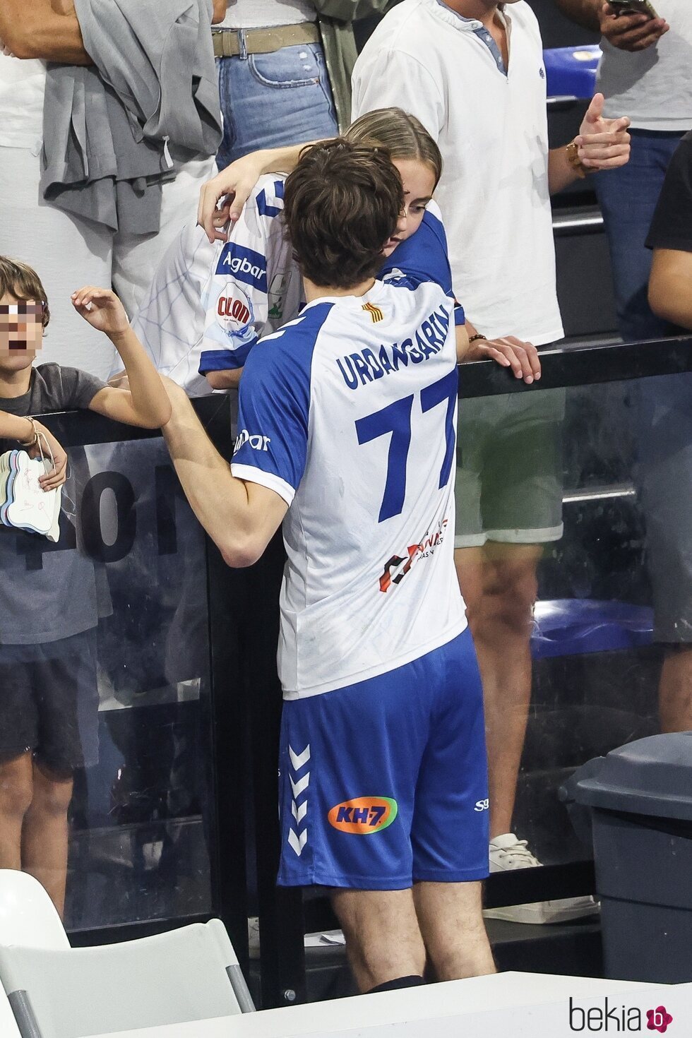 Pablo Urdangarin y Johanna Zott abrazándose en el partido de balonmano entre el Granollers y el Barça