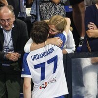 La Infanta Cristina y Pablo Urdangarin dándose un abrazo en el partido de balonmano entre el Granollers y el Barça