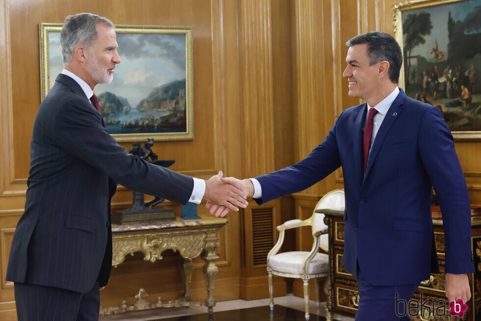 El Rey Felipe VI saluda a Pedro Sánchez en la ronda de consultas en la que le propuso como candidato