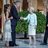 Los Reyes Felipe y Letizia saludan a Ursula Von der Leyen en la III cumbre de la Comunidad Política Europea