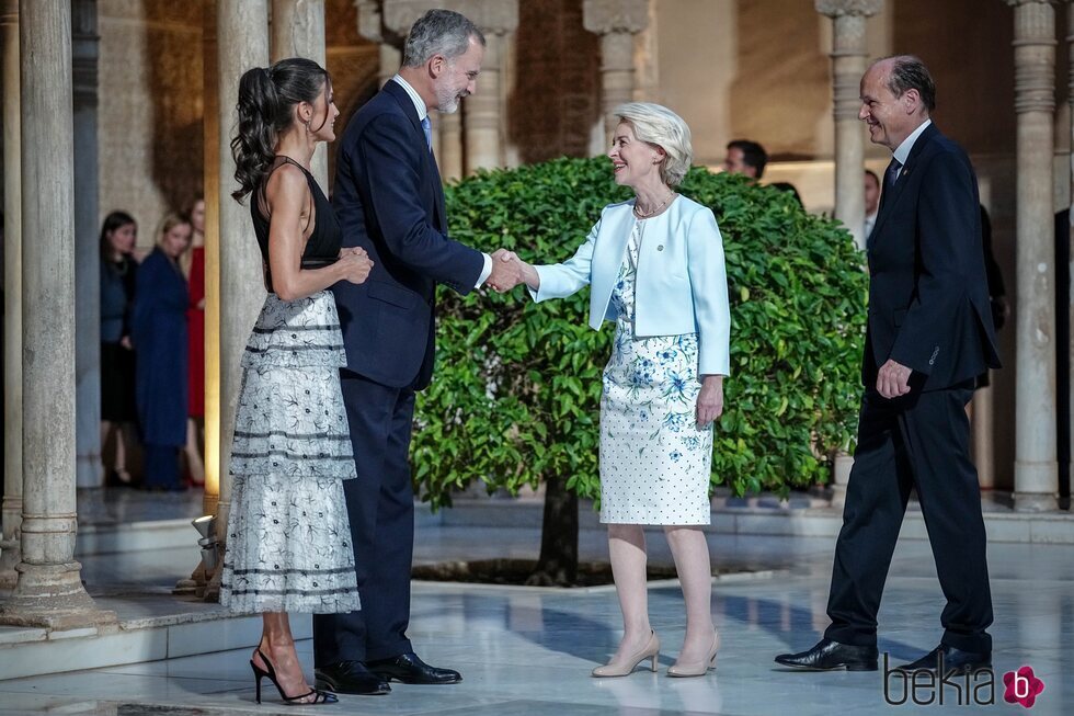 Los Reyes Felipe y Letizia saludan a Ursula Von der Leyen en la III cumbre de la Comunidad Política Europea