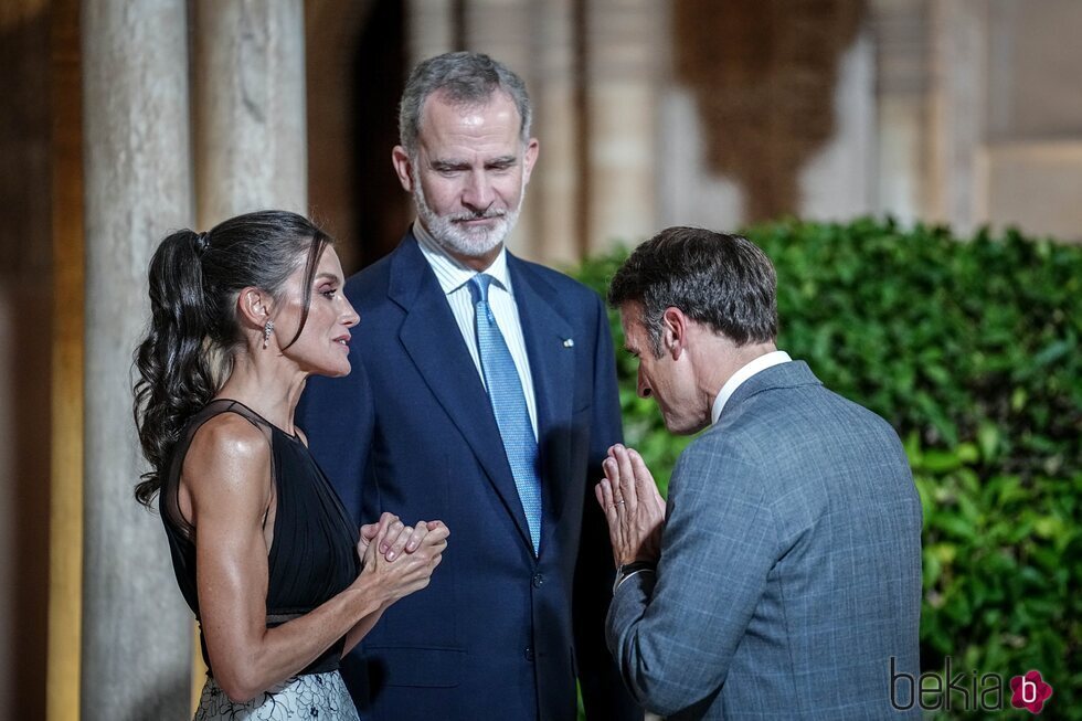 El Rey Felipe y la Reina Letizia saludan a Emmanuel Macron en la III cumbre de la Comunidad Política Europea