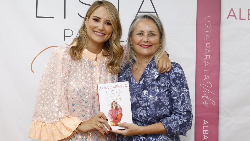 Alba Carrillo y su madre, Lucía Pariente, en la presentación de su libro 'Lista para la vida'