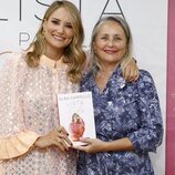 Alba Carrillo y su madre, Lucía Pariente, en la presentación de su libro 'Lista para la vida'