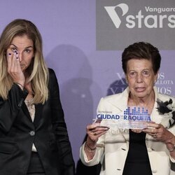 Arantxa Sánchez Vicario, emocionada junto a su madre al recoger el Premio María de Villota