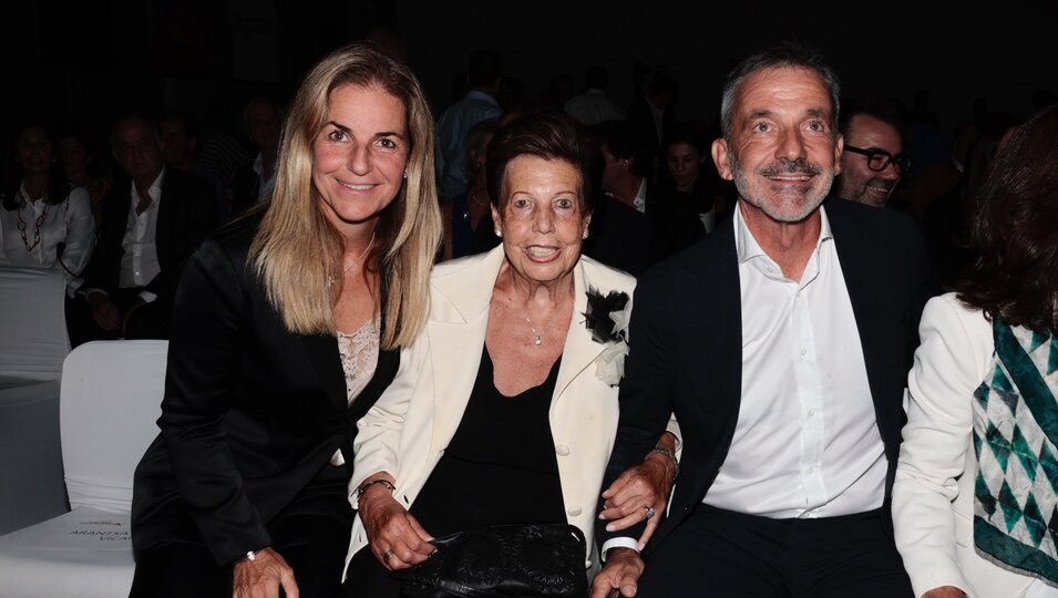 Arantxa Sánchez Vicario, su madre y su hermano en la entrega del Premio María de Villota