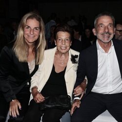 Arantxa Sánchez Vicario, su madre y su hermano en la entrega del Premio María de Villota