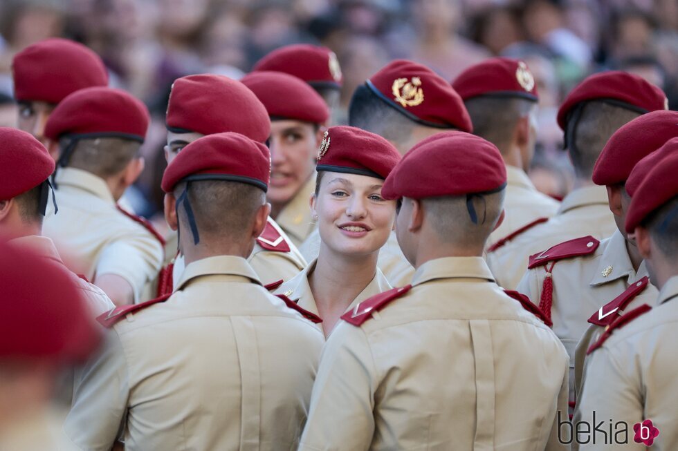 La Princesa Leonor, muy sonriente con sus compañeros en su presentación a la Virgen del Pilar como dama cadete