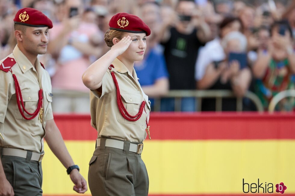 La Princesa Leonor haciendo el saludo militar en su presentación a la Virgen del Pilar como dama cadete