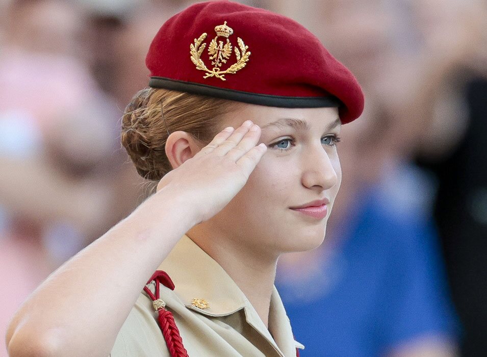 La Princesa Leonor haciendo el saludo militar en su presentación a la Virgen del Pilar como dama cadete