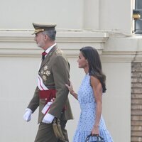 La Reina Letizia tiene un gesto cariñoso al Rey Felipe VI en la Jura de Bandera de la Princesa Leonor