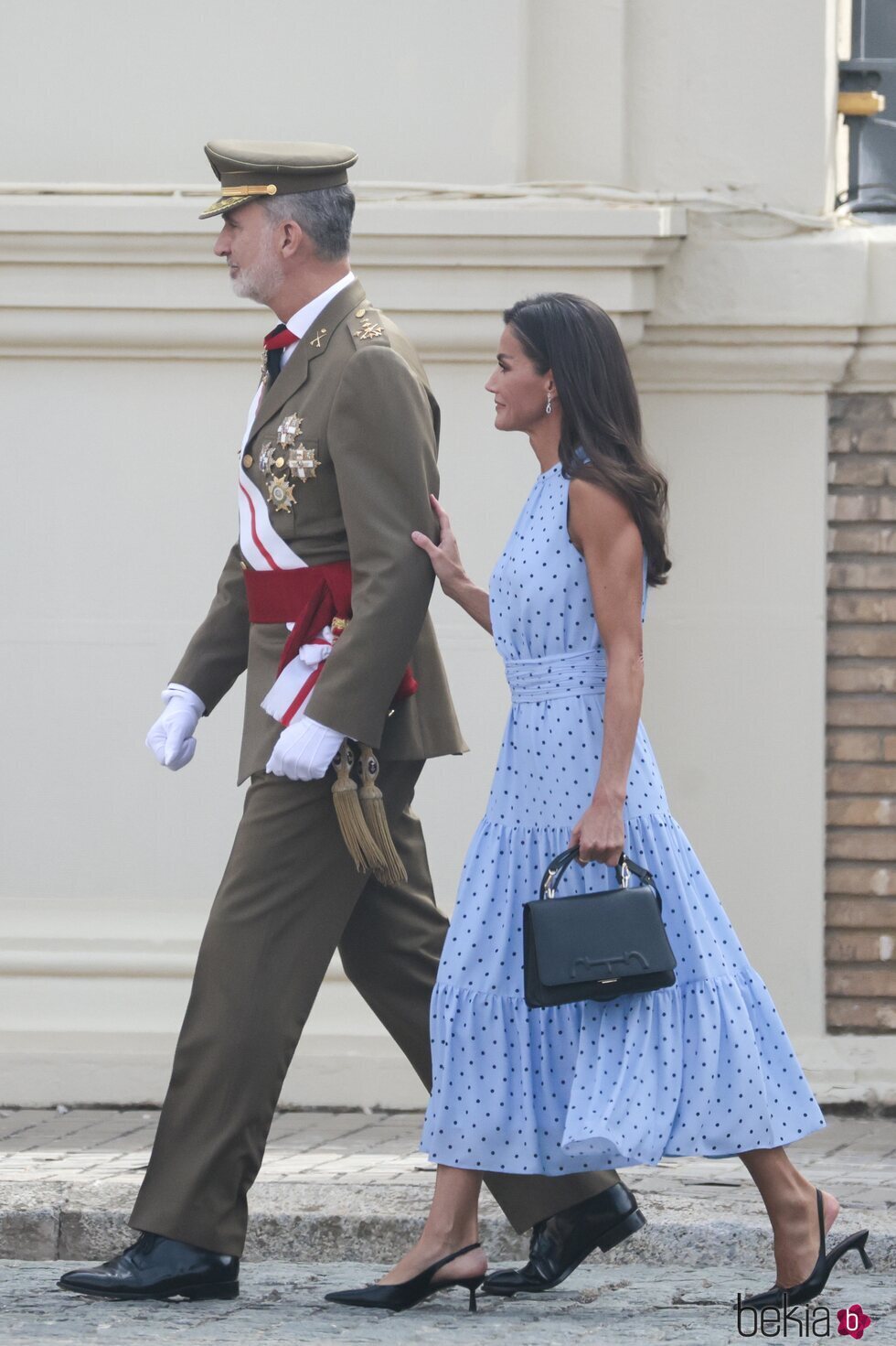 La Reina Letizia tiene un gesto cariñoso al Rey Felipe VI en la Jura de Bandera de la Princesa Leonor
