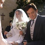 Carolina Monje con su padre en su boda con Álex Lopera