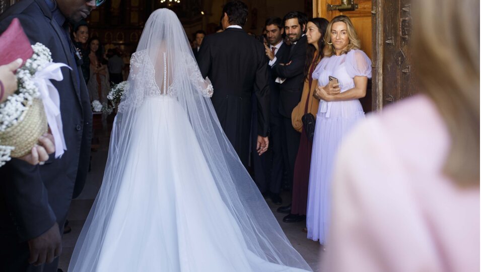 La parte de atrás y la cola del vestido de novia de Carolina Monje