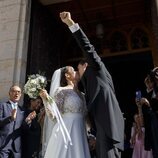 Carolina Monje y Álex Lopera se besan en su boda