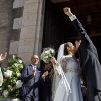 Carolina Monje y Álex Lopera se besan en su boda