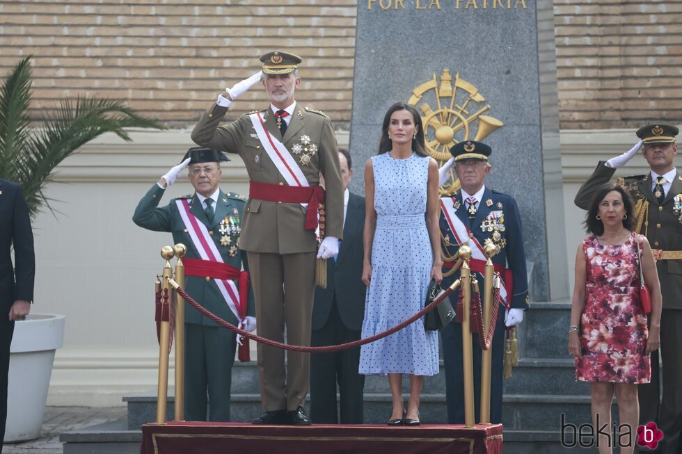 Los Reyes Felipe y Letizia y la Ministra de Defensa en la Jura de Bandera de la Princesa Leonor