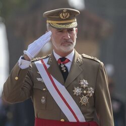 El Rey Felipe VI pasando revista a las tropas en la Jura de Bandera de la Princesa Leonor