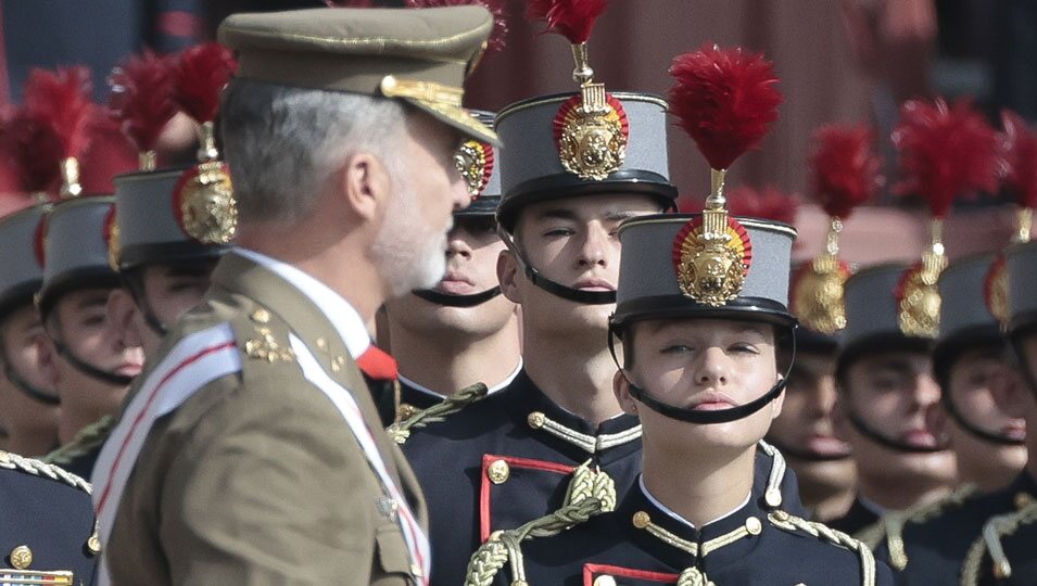 La Princesa Leonor mirando al Rey Felipe VI en su Jura de Bandera