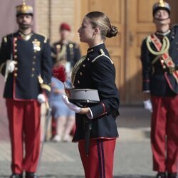 La Princesa Leonor se quita el sombrero en su Jura de Bandera