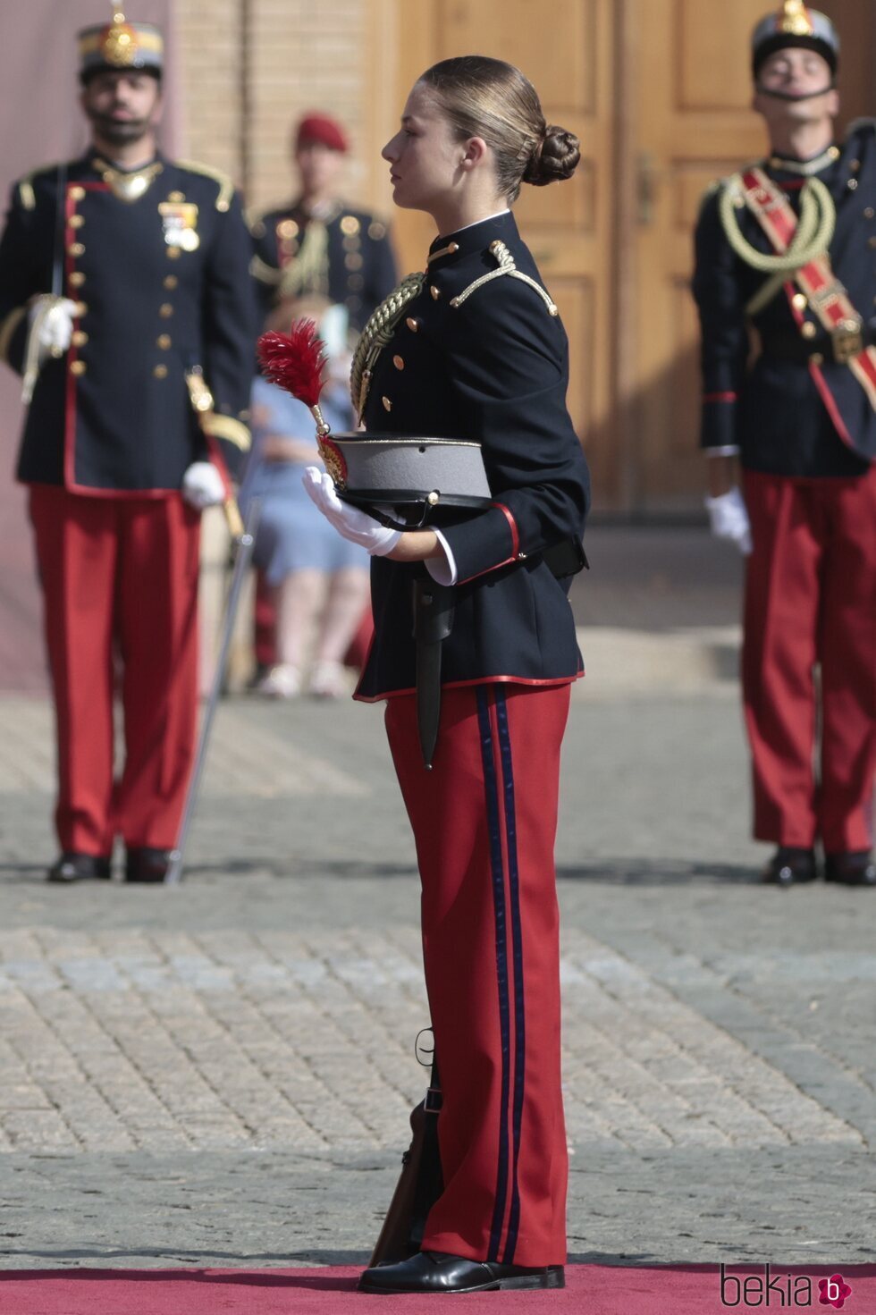 La Princesa Leonor se quita el sombrero en su Jura de Bandera