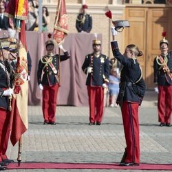 La Princesa Leonor alza su sombrero ante la Bandera de España en su Jura de Bandera