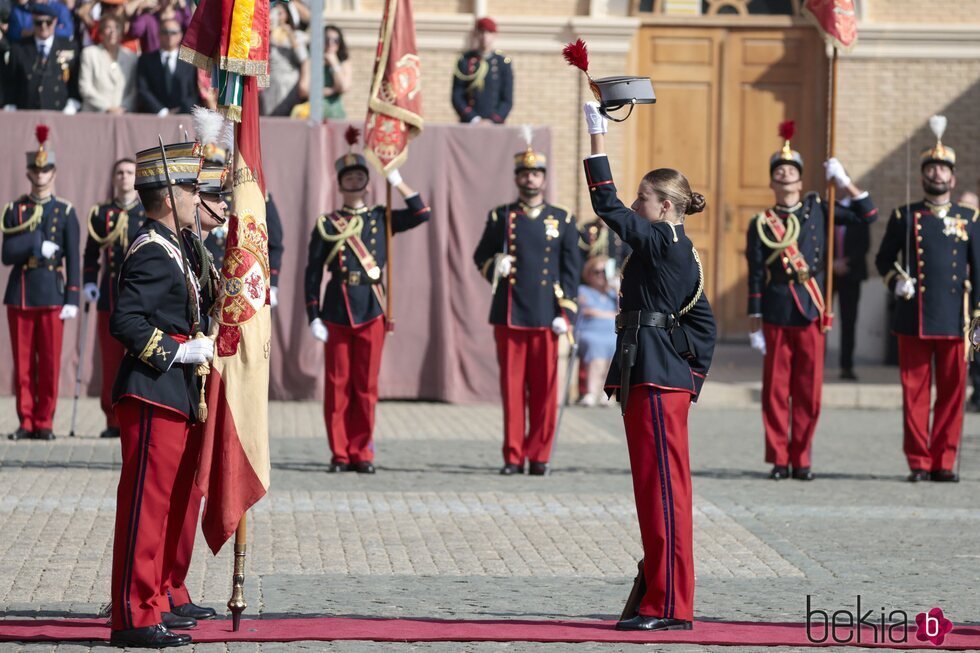 La Princesa Leonor alza su sombrero ante la Bandera de España en su Jura de Bandera