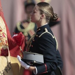 La Princesa Leonor agarra la Bandera de España en su Jura de Bandera