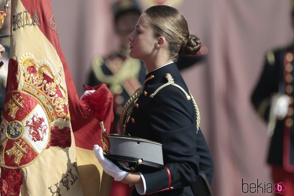 La Princesa Leonor agarra la Bandera de España en su Jura de Bandera