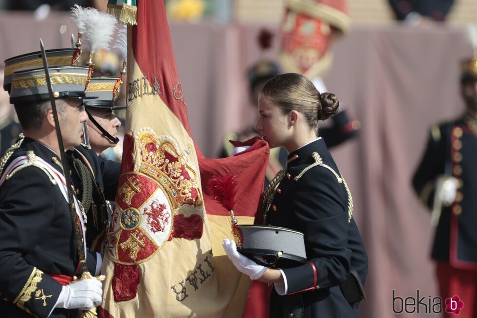 La Princesa Leonor besa la Bandera de España en su Jura de Bandera