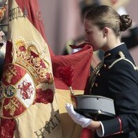 La Princesa Leonor besando la Bandera de España en su Jura de Bandera
