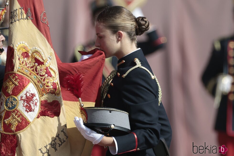 La Princesa Leonor besando la Bandera de España en su Jura de Bandera