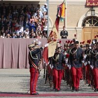 La Princesa Leonor y sus compañeros inclinan la cabeza ante la Bandera de España en su Jura de Bandera