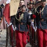 La Princesa Leonor inclina la cabeza ante la Bandera de España en su Jura de Bandera