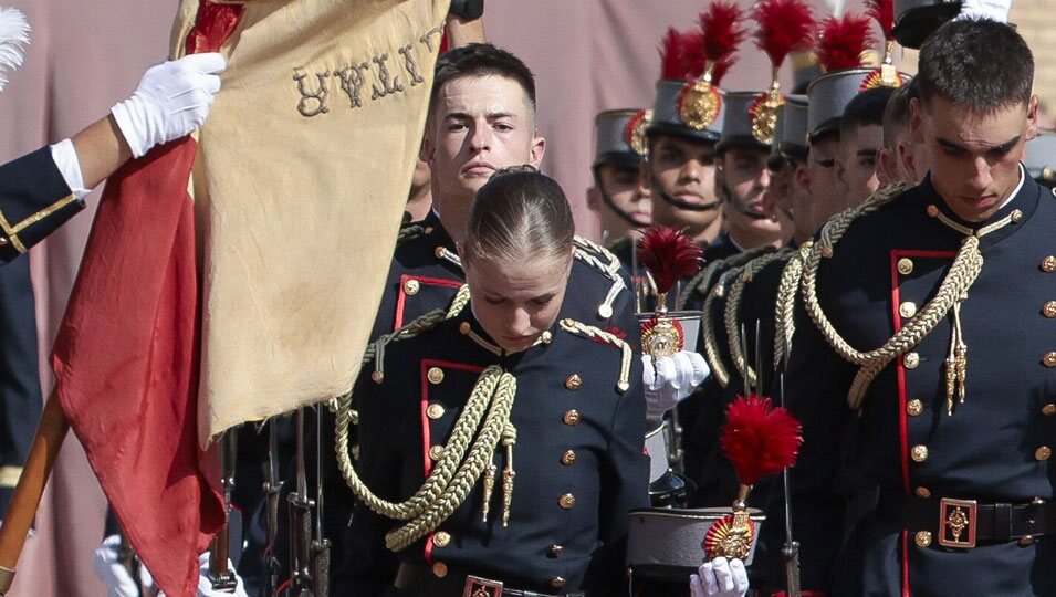 La Princesa Leonor inclina la cabeza ante la Bandera de España en su Jura de Bandera