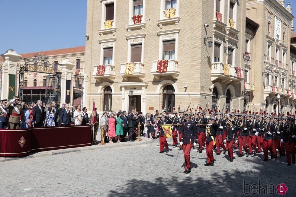 Los Reyes Felipe Letizia contemplan el desfile militar en la Jura de Bandera de la Princesa Leonor