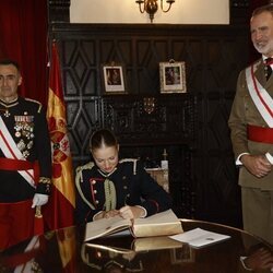 La Princesa Leonor firmando en el libro de honor de la Academia General Militar en su Jura de Bandera