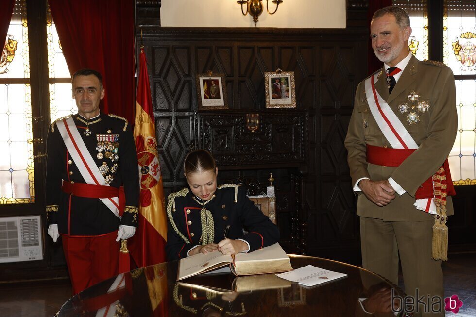 La Princesa Leonor firmando en el libro de honor de la Academia General Militar en su Jura de Bandera