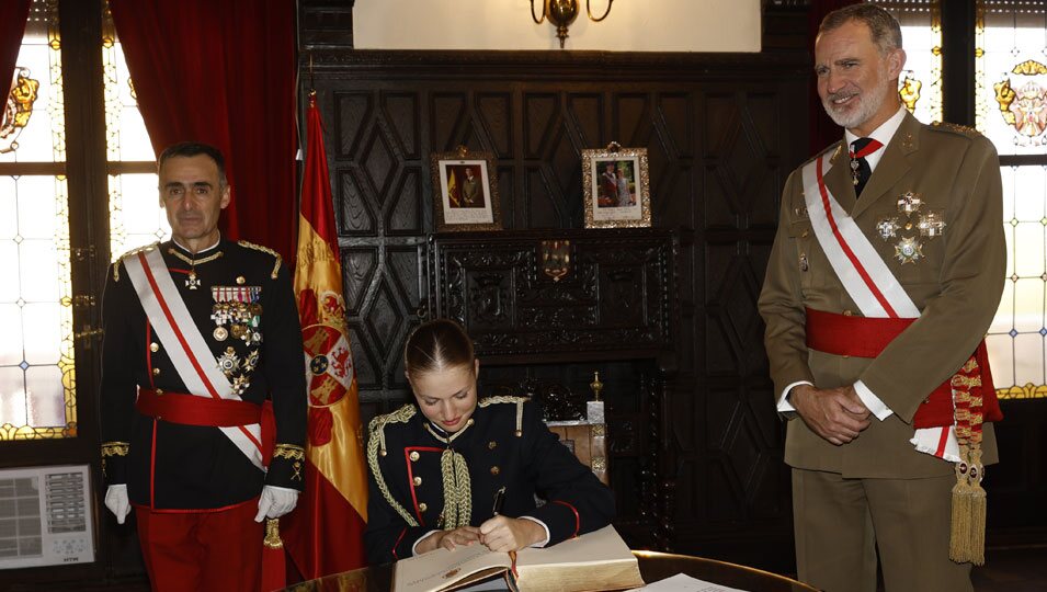 La Princesa Leonor firmando en el libro de honor de la Academia General Militar en su Jura de Bandera