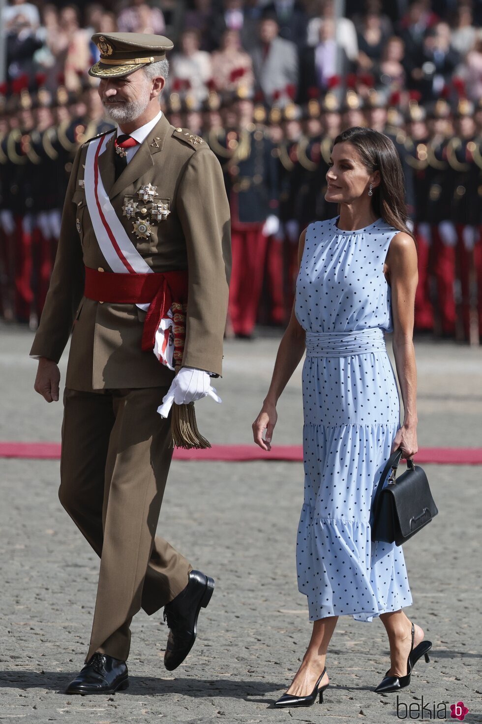 Los Reyes Felipe y Letizia, muy sonrientes en la Jura de Bandera de la Princesa Leonor