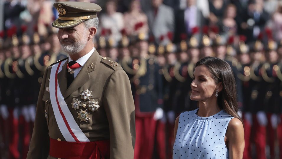 Los Reyes Felipe y Letizia, muy sonrientes en la Jura de Bandera de la Princesa Leonor